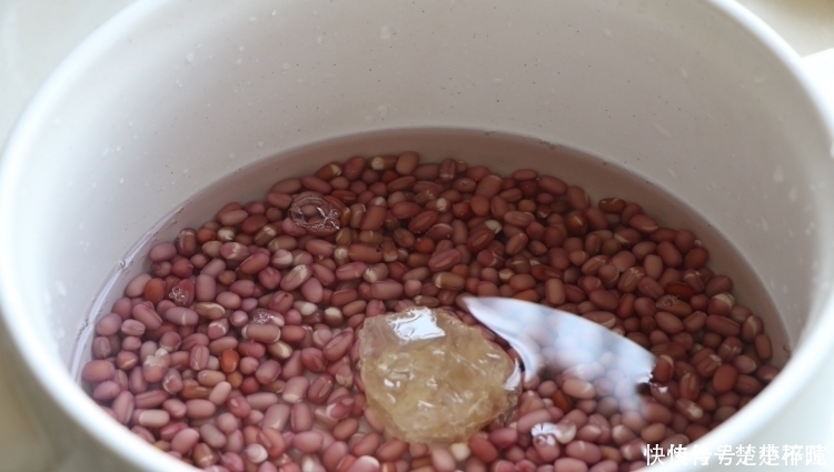 夏天红豆别煮粥了,加半碗糯米粉一蒸,清凉又解暑,比凉糕好多了