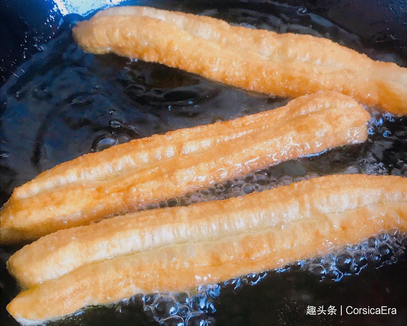 炸油条用放酵母吗教你正确的做法，出锅金黄酥脆，放凉了也不硬