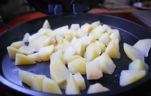 土豆新吃法先煎后炒，外酥里嫩，鲜香美味，好吃到停不下来