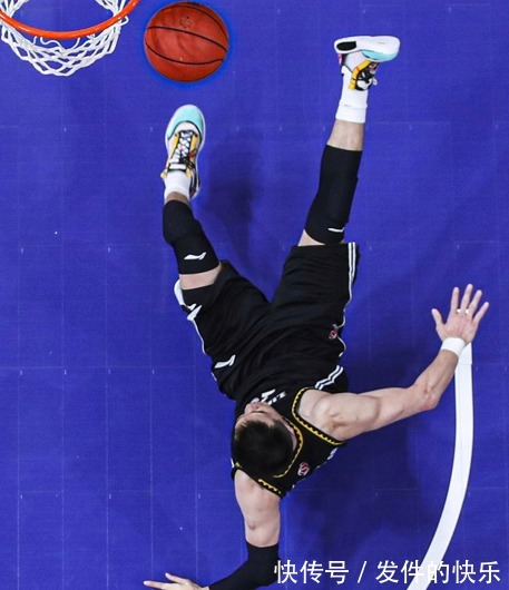 起跳|搞笑！球迷提問最喜歡什么動作？郭艾倫：三分線起跳胯下扣籃