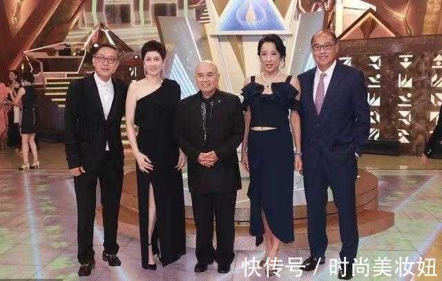 穿搭 朱玲玲这回放开穿了,吊带衫配半身裙真优雅,露出小肚子好抢镜