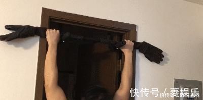 支架|小哥健身只做俯卧撑、深蹲、引体向上,坚持了1个月,看健身效果