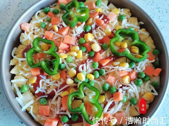 拉丝|没想到馒头做的披萨也这么美味，披萨底部金黄，蛋香奶香味道浓郁
