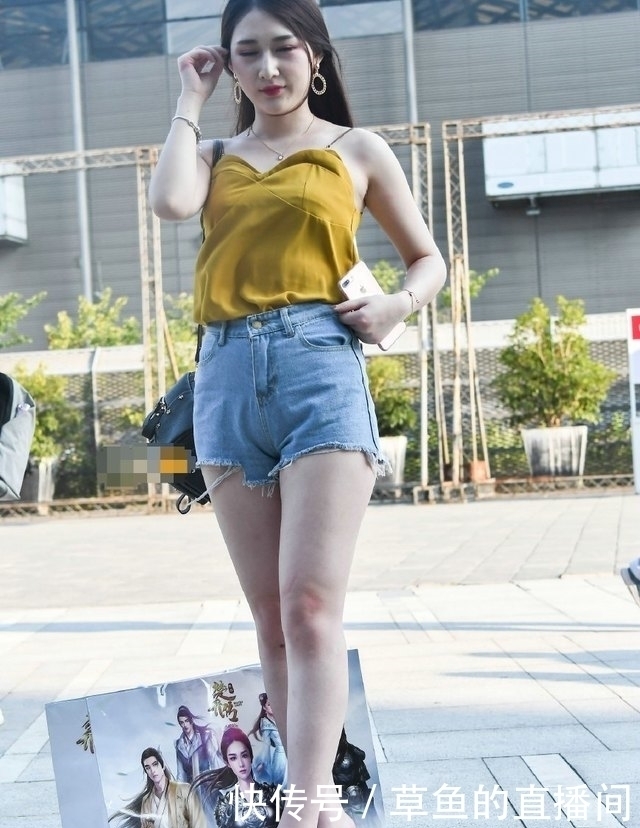 设计|街拍小姐姐身穿紧身热裤,优雅大气很知性