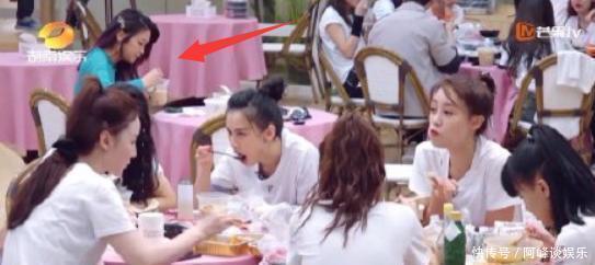 走红|和周杰伦唱《画沙》走红,到了浪姐却成背景板,一个人默默吃饭