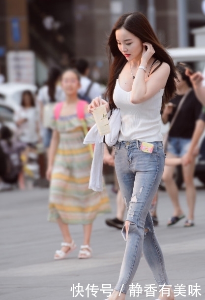 小姐姐|街拍美女:小姐姐成街上一景,白色上衣清凉时尚有亮点