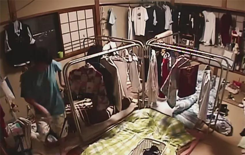 棉被|日本五个女生共睡一屋,用棉被隔开当房间,过着极致蜗居的生活