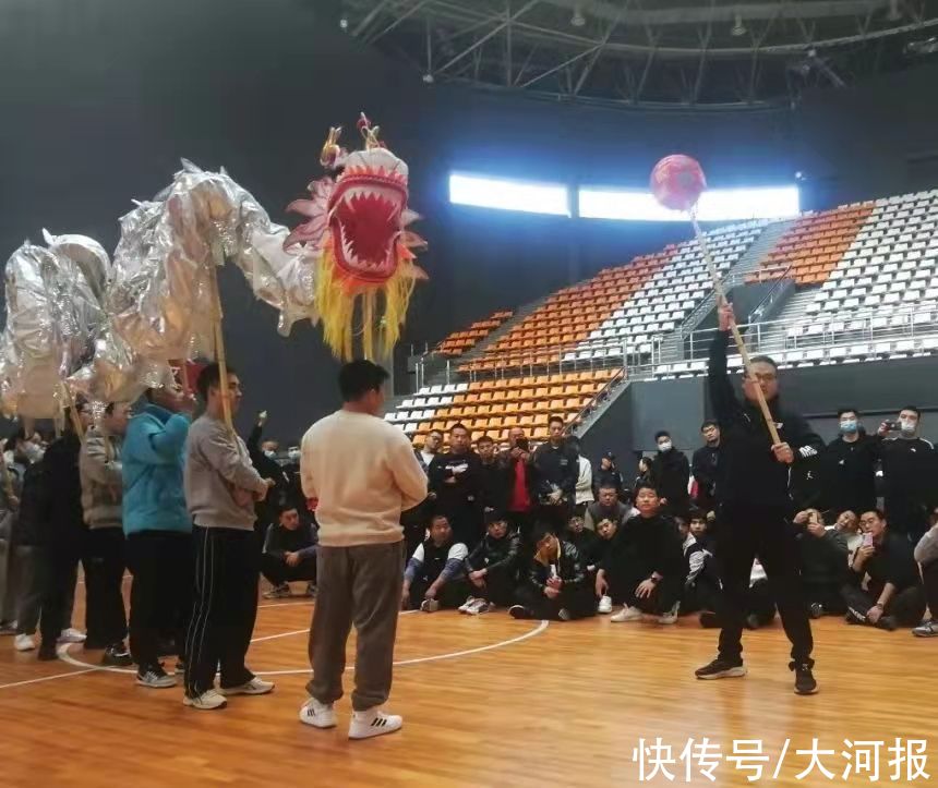 龙狮|中国龙狮运动公益万里行来到河南，百名龙狮指导员提升技艺