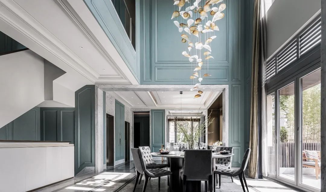 布置|900㎡现代轻奢,蓝绿色墙面+端庄软装,诗意档次!豪宅有人看吗?