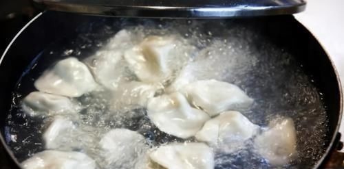 饺子包好，最忌直接放冰箱冻！做好2步，冻时不粘连，煮时不破皮