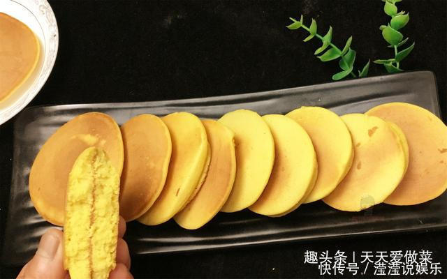孩子们|两个鸡蛋,一杯玉米粉,教你做香甜松软玉米饼,孩子们抢着吃