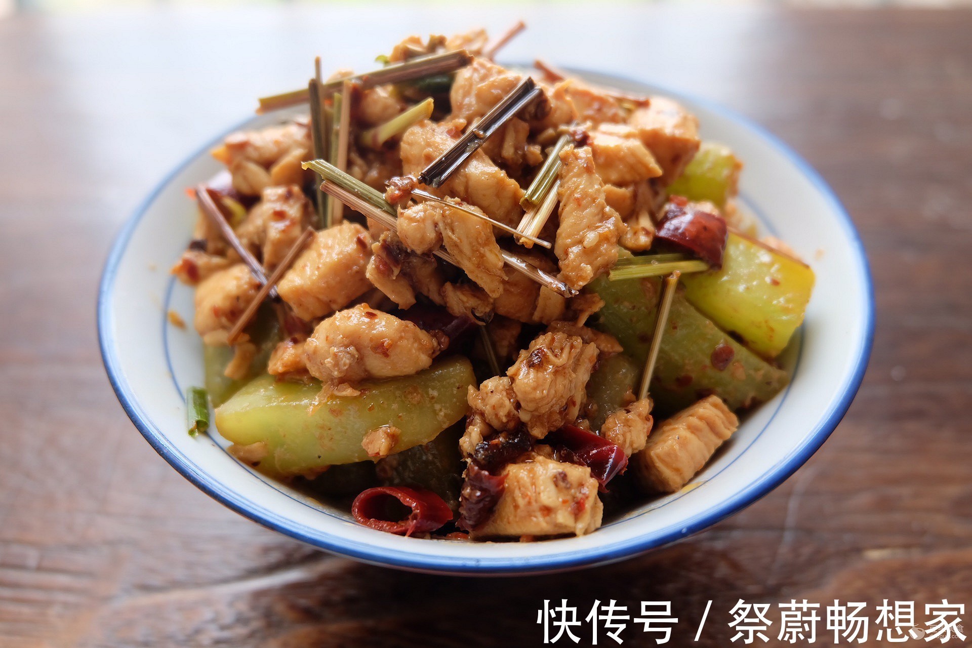 懒人食单·柠檬香茅辣炒鸡丁莴笋太下饭了!就算菜冷了也很下饭