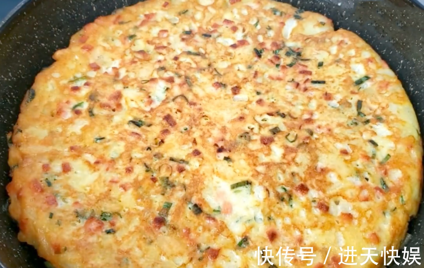 吃法|土豆不要炒着吃了,换个新吃法,咸香美味,一口下去满满的馅料