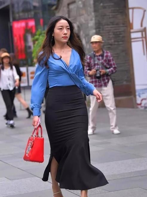 街拍明眸善睐的小姐姐,一件白色上衣配蓝色休闲裤,时尚气质范