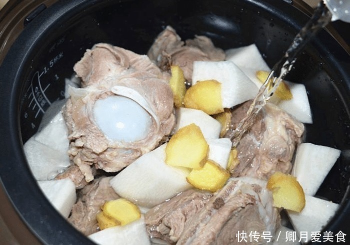 炖骨头汤时万万不可直接加水炖,多加这一步,汤汁鲜香可口还发白