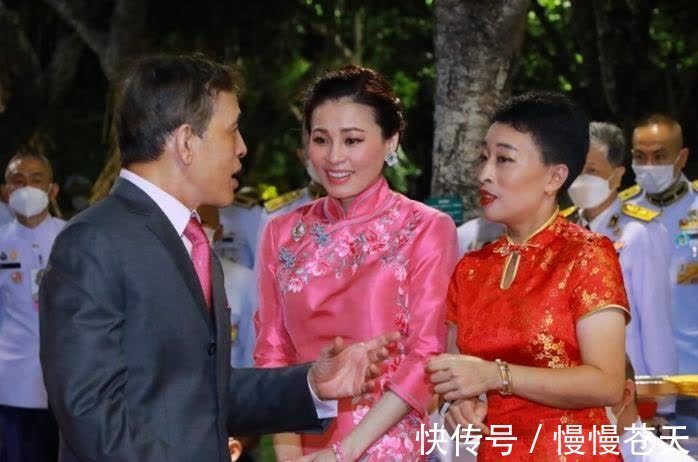 华裔王后#44岁苏提达秀中文,介绍兰花刺绣旗袍,华裔王后对中国风着迷