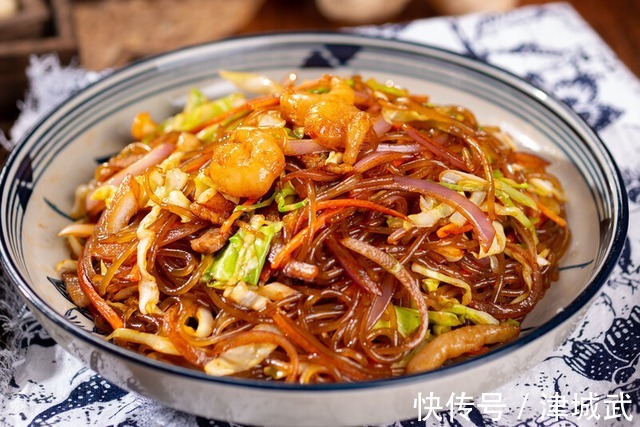 萝卜和它一起炖，味道特别鲜！热腾腾端上桌，营养下饭，吃完暖和