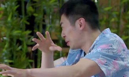 跑男鄭愷拔腿毛時，baby為啥會害怕看清她的腿，黑粉笑出了聲