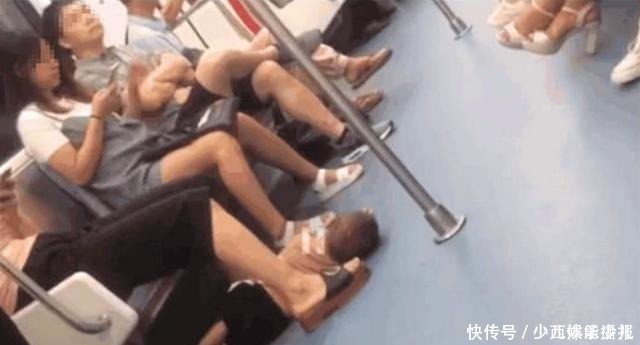 孩子|地铁上,一男孩趴在妈妈脚下,看到孩子的双手,乘客果断报警!