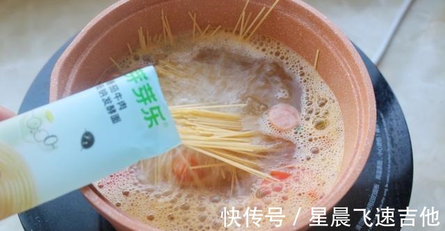 嫂子带小侄女来家里玩,中午点名要咖喱面,好吃到飞起!