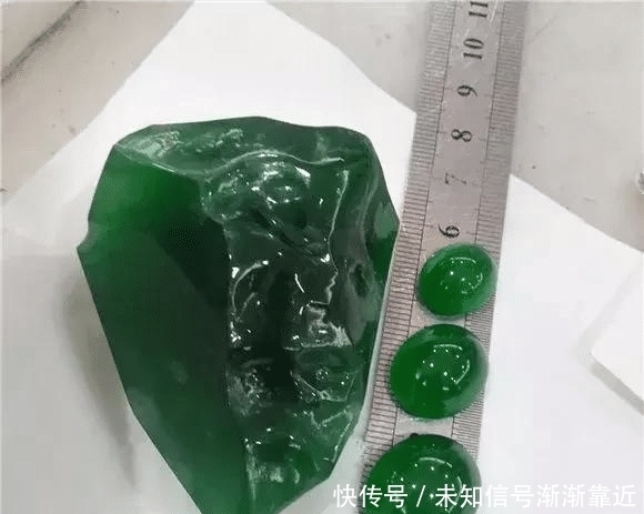 确认过眼神!今年最完美的赌石,1吨重玻璃种帝王绿估价5亿