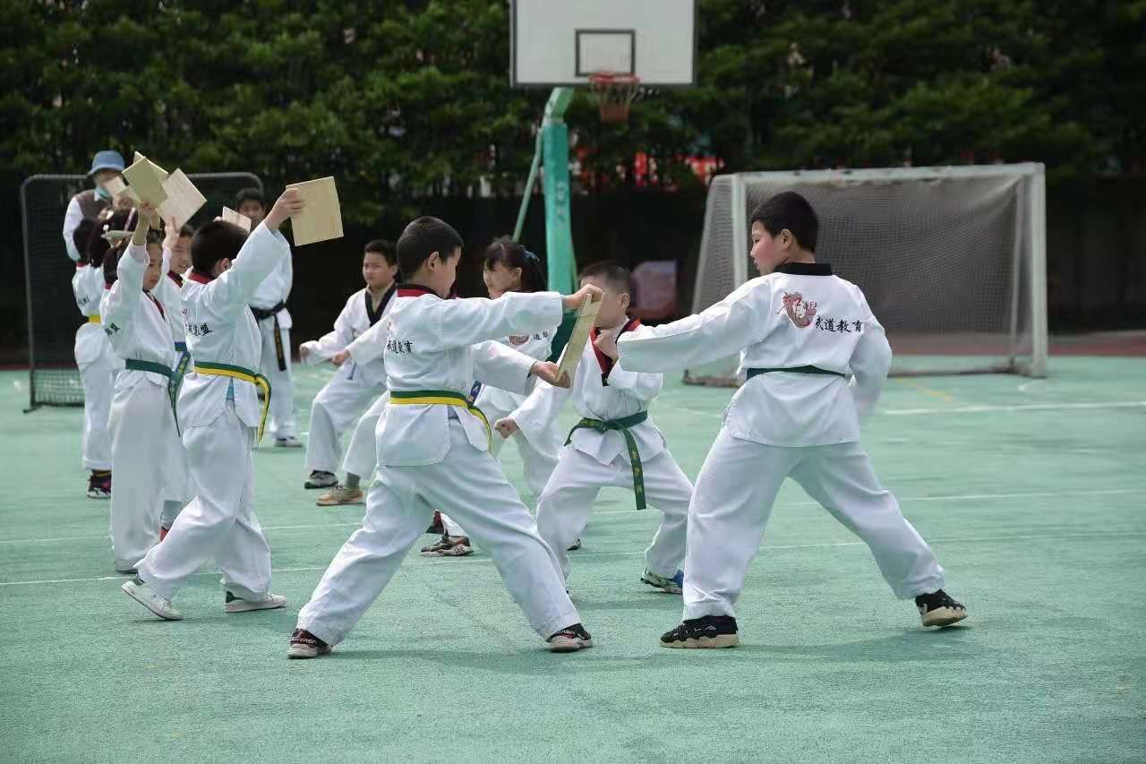 整合学区优质资源，让学生爱上“好玩”的体育课