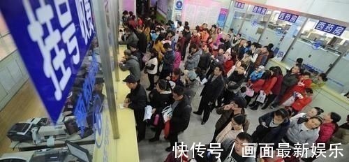 公交车|车买不起,敢生孩子,孕妇坐公交被大妈羞辱,男孩反怼真解气!