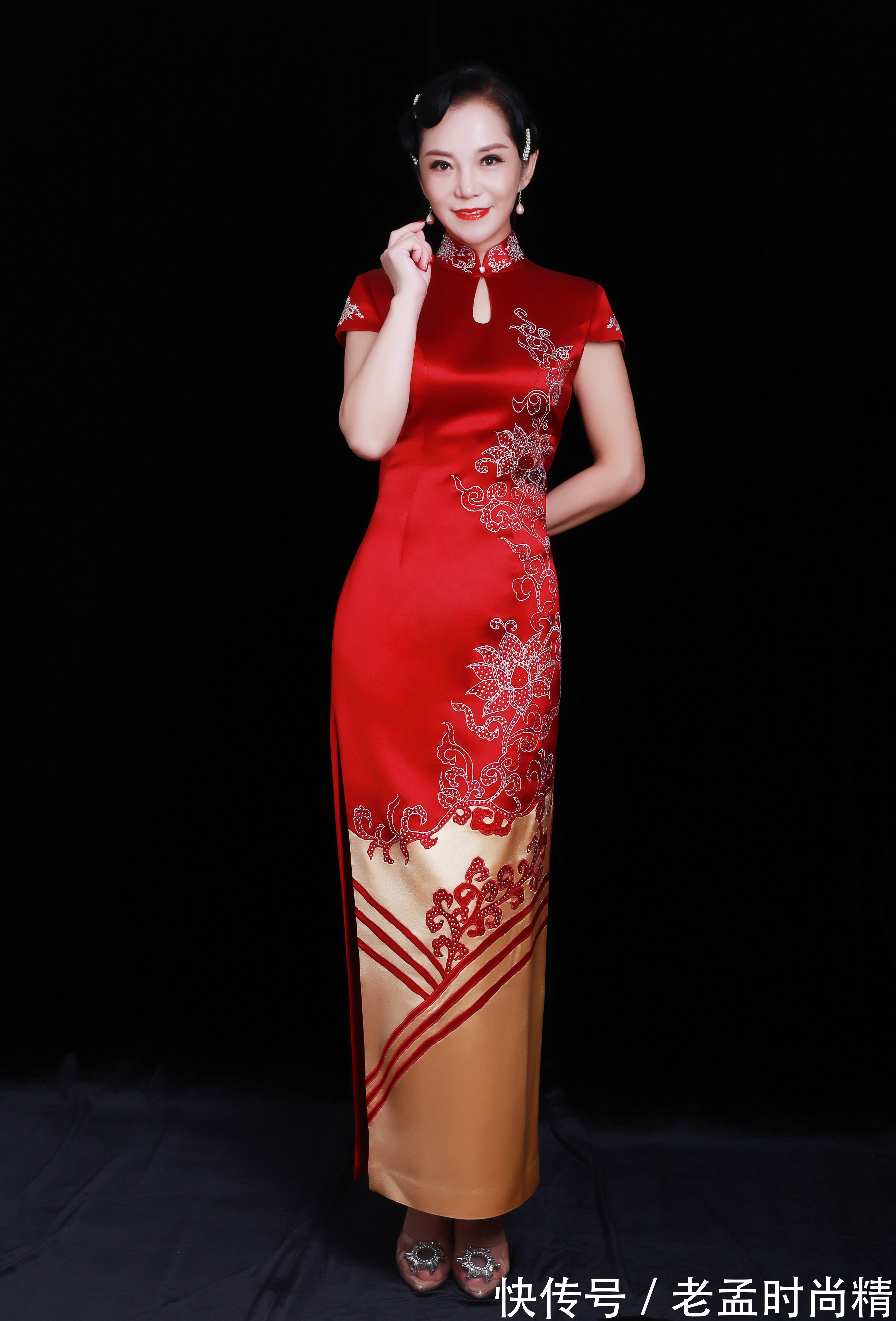 中国红旗袍|一袭耀眼夺目的中国红旗袍,尽显东方气韵