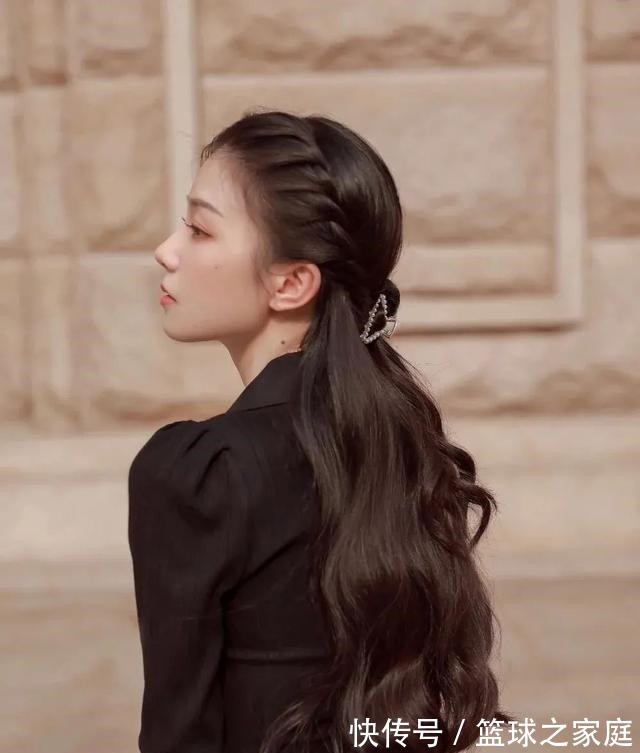 头发 别再披头散发了!这3个发型小技巧显嫩又高级!