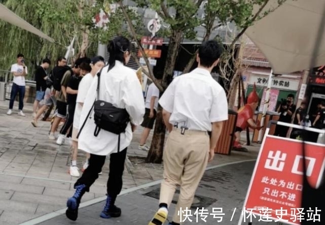 姚安娜|《中餐厅》路透，黄晓明忙碌，姚安娜干活偷懒，紧皱眉头玩手机！