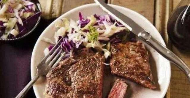 服务员看到|一个人吃牛排,想上厕所怎么办服务员刀叉这样摆,我们不收盘