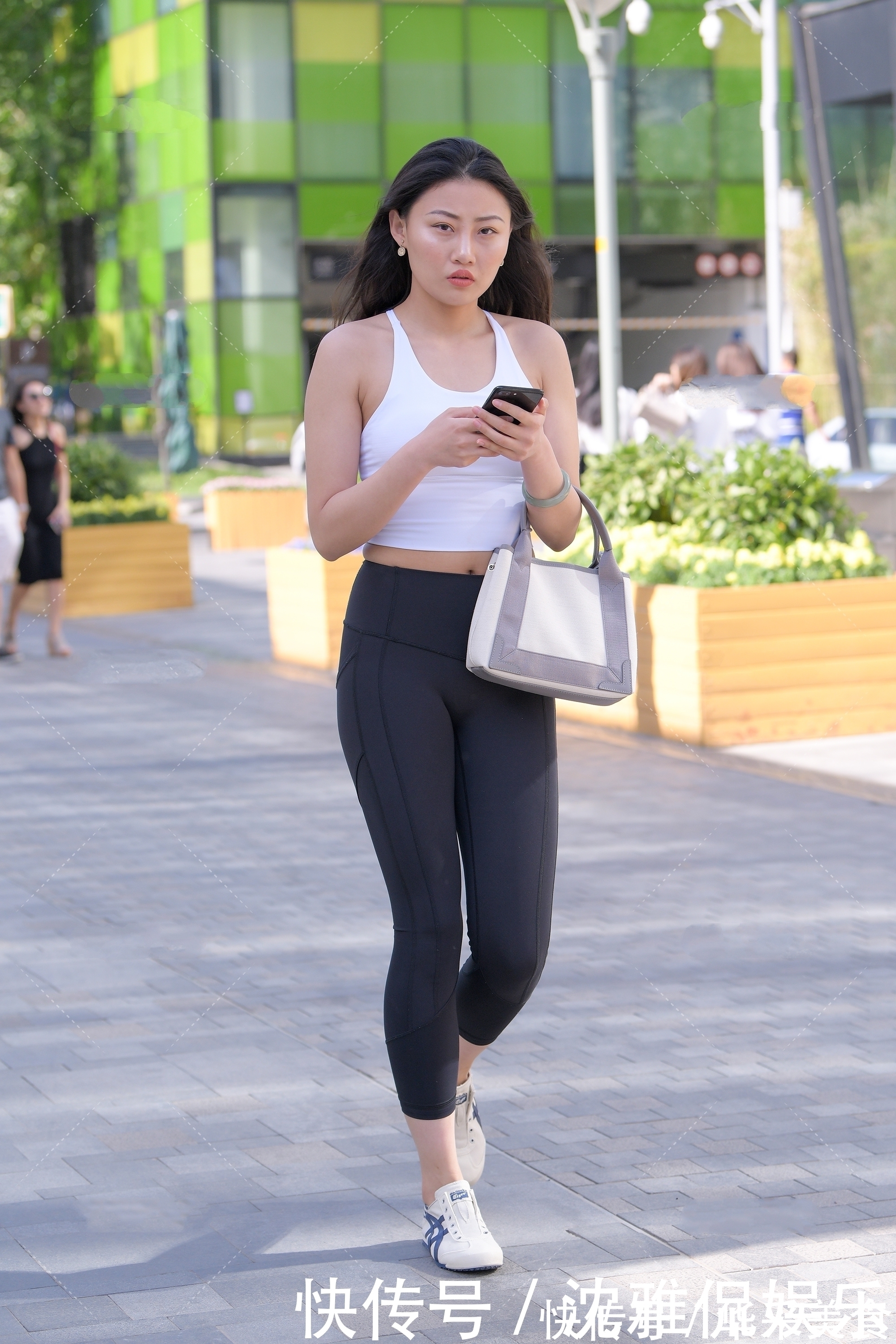 莫代尔|白色吊带搭配小黑裤,款式经典,简单百搭