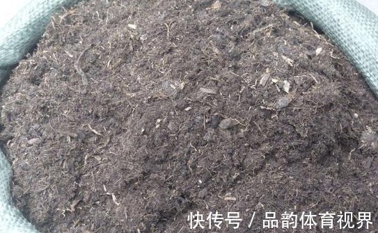 追肥|怕盆栽土硬邦邦，浇水追肥时就用它们，不仅变软了，而且肥力十足