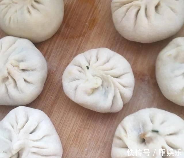 底脆皮软馅香的三鲜水煎包,这么做才好吃