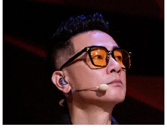 貴圈|陳小春在平價(jià)小店被偶遇，一份套餐十幾塊，吃得很香