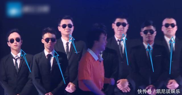 郭麒麟有多幽默《奔跑吧》黑衣人努力憋笑，看样子快忍不住了