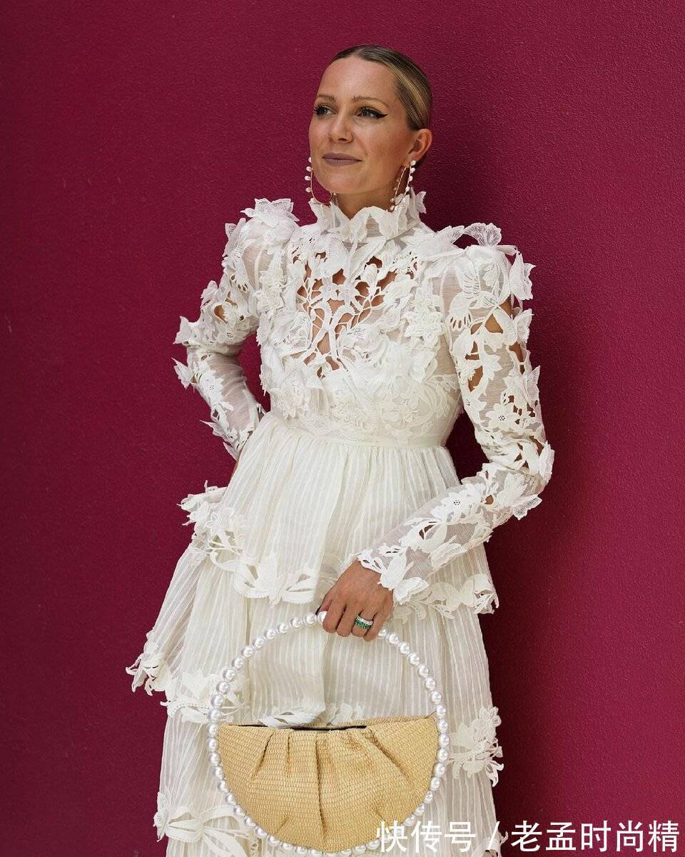 蝙蝠翼 2022 年 40 年后的女性时装:女性化和时尚的模特