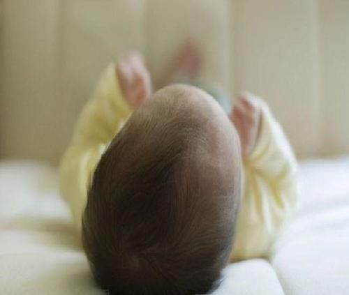 宝宝|妈妈发现“带红色”纸尿裤,月嫂称婴儿生理期,检查后得知原因