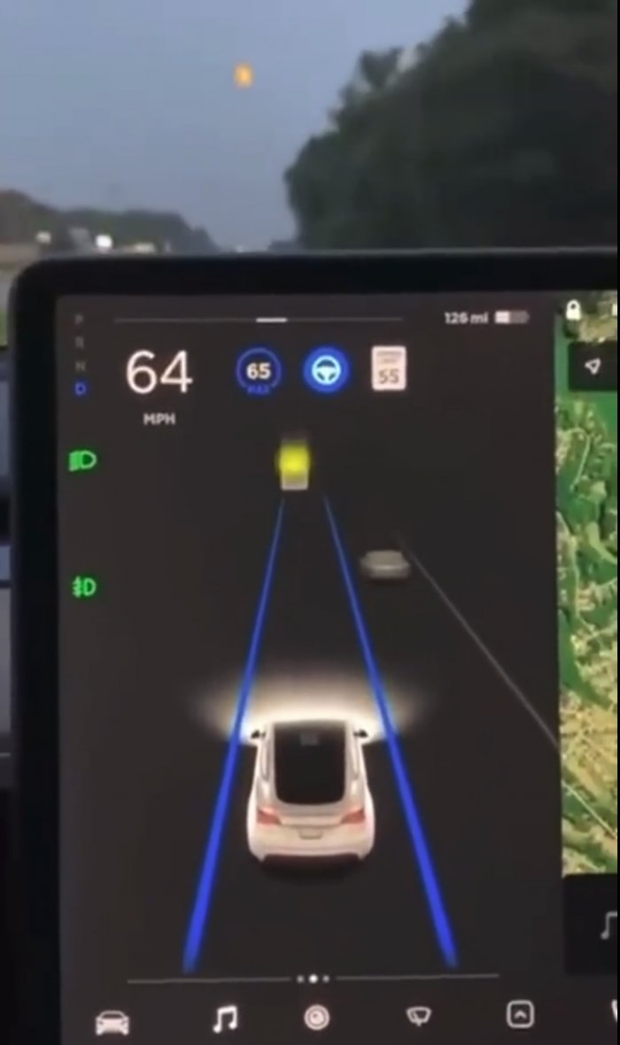 月亮|特斯拉自动驾驶把月亮识别成黄灯
