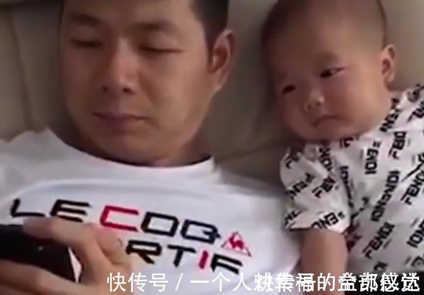 父母|萌娃喝果汁,戏精附体表情丰富,网友:完美模仿了宝爸的姿态