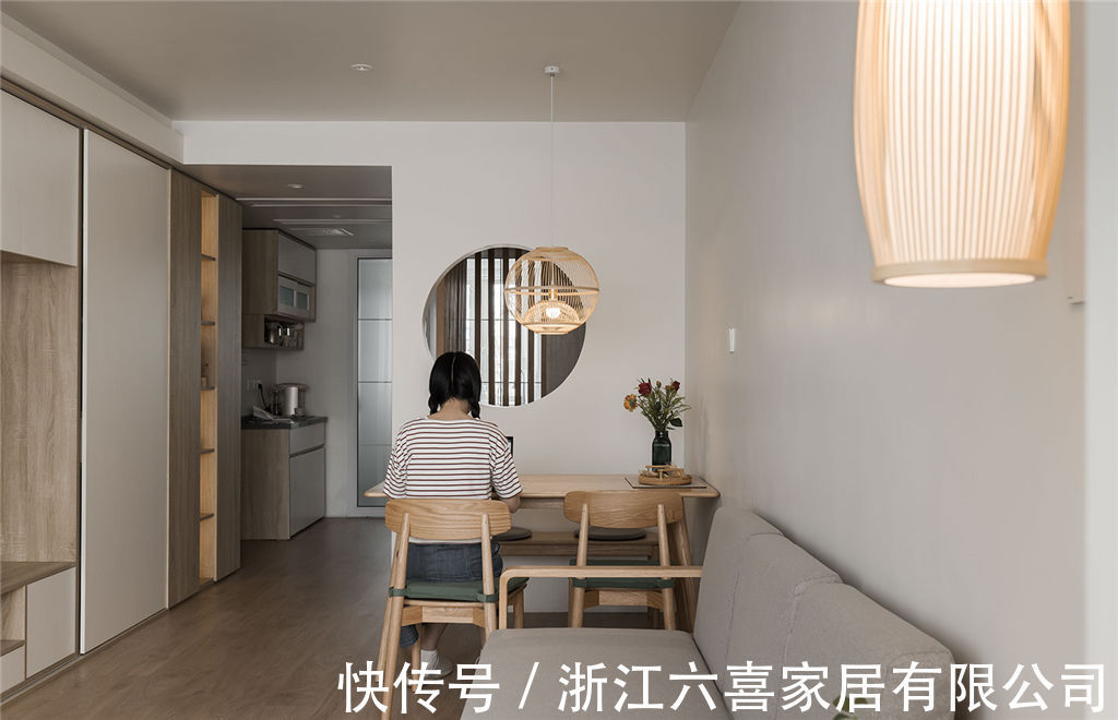 玄关|平面设计师的家｜探索过一切华丽的色彩和线条，回归最质朴的自然栖居世界！