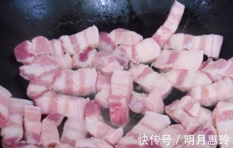 红烧肉用酱油上色易发黑,用它保证每一块都是琥珀色,材料家家有