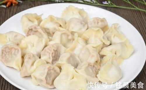 萝卜做馅时,用盐杀水还是下锅焯水?教你一招,味道更香,不出水