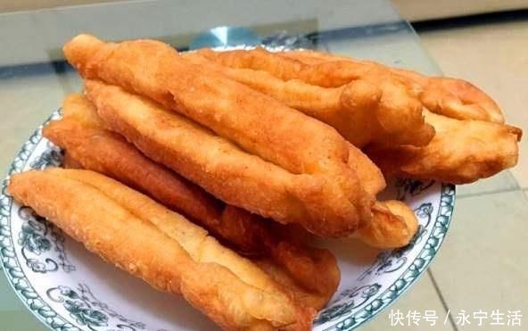 和面|炸油条时,别急着加水和面!先做这一步,油条蓬松酥脆