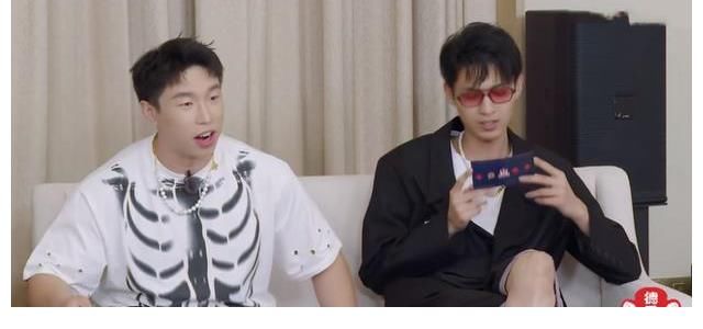 團綜|又到秦霄賢念任務卡時間，張九南尚九熙昏昏欲睡，孟鶴堂邊吃邊聽