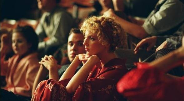 交待|《亨德森夫人的礼物》一个出卖自己同类的女人叛徒的正反两面