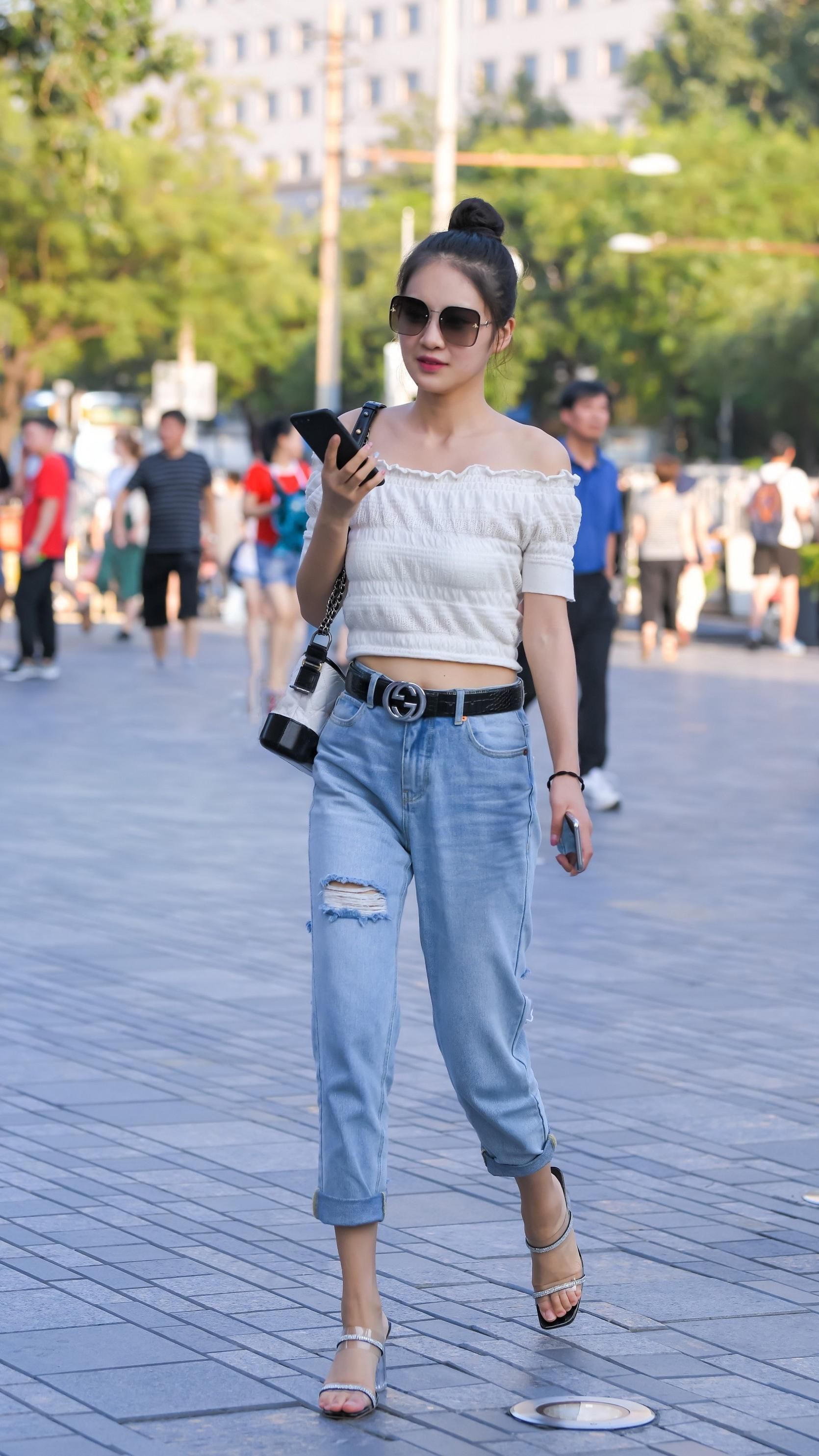 中秋|中秋时节,美女用破洞牛仔裤搭配高跟凉鞋,时髦洋气还显身材苗条