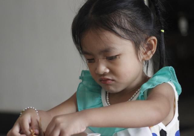 “别让奶奶来我家”，孩子脱口而出的话很伤人，是“童言无忌”吗