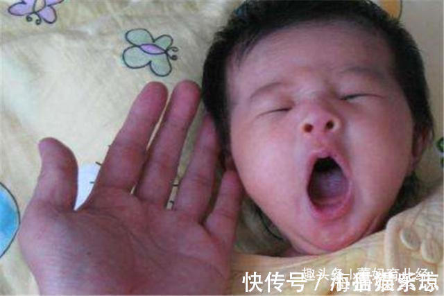 小芳|宝宝经常“伸懒腰”,母亲不当回事,学医的小姨却十分在意