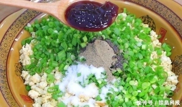 豆腐别只炒着吃,学会这样做,孩子天天点名吃,营养解馋,比肉香